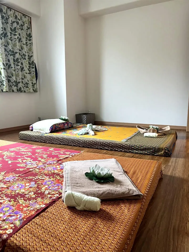 タイマッサージの施術用マットが並ぶ店内