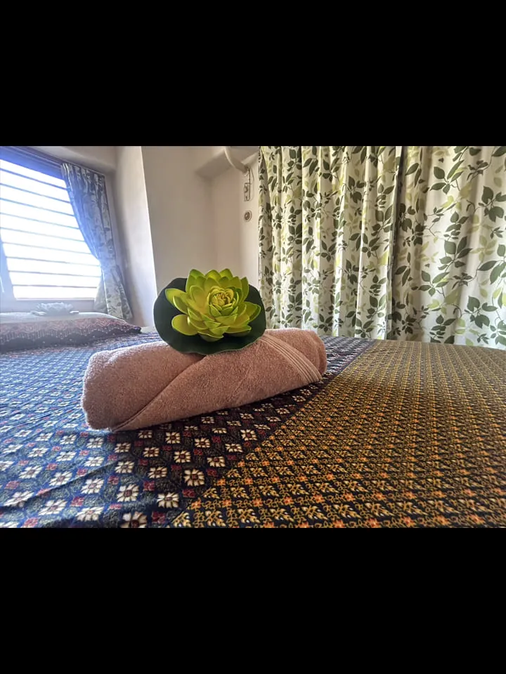 花とタオルが飾られた施術ベッド